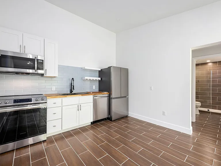 Australian Pines Apartments — Photo 22