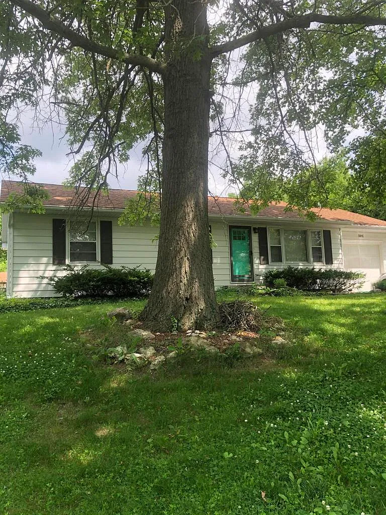 3 bed, 1.0 bath, 1066 sqft, $1,600 — Photo 2