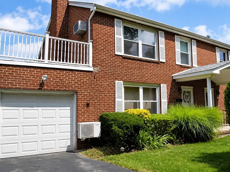 121 Manhasset Ave — Photo 3