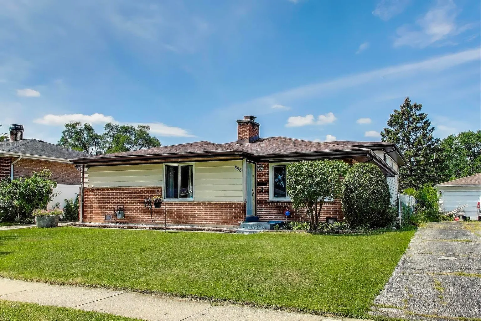 396 Stone Pl photo 1