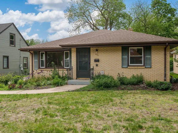 426 N Oak Knolls Ave, Rockford, IL 61107