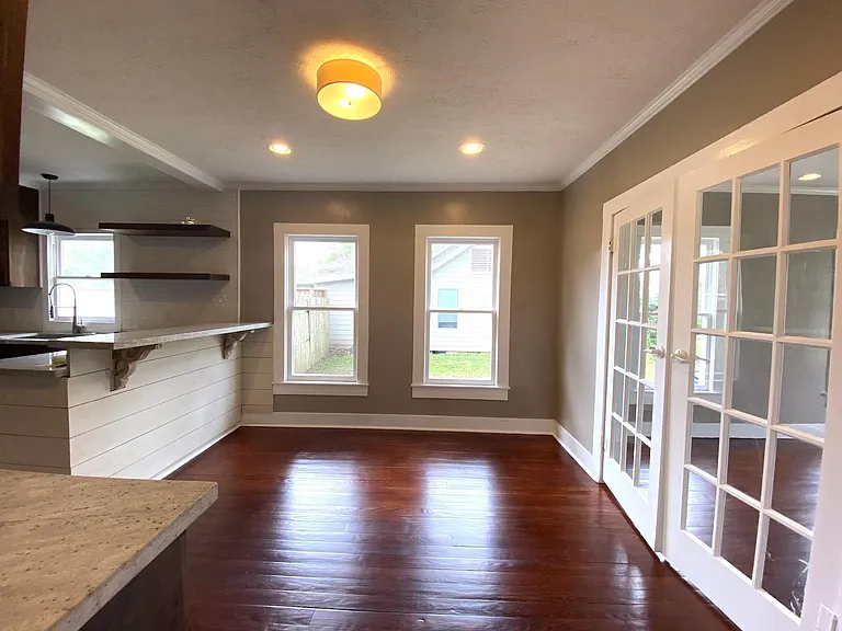 513 E Bernard St — Photo 3