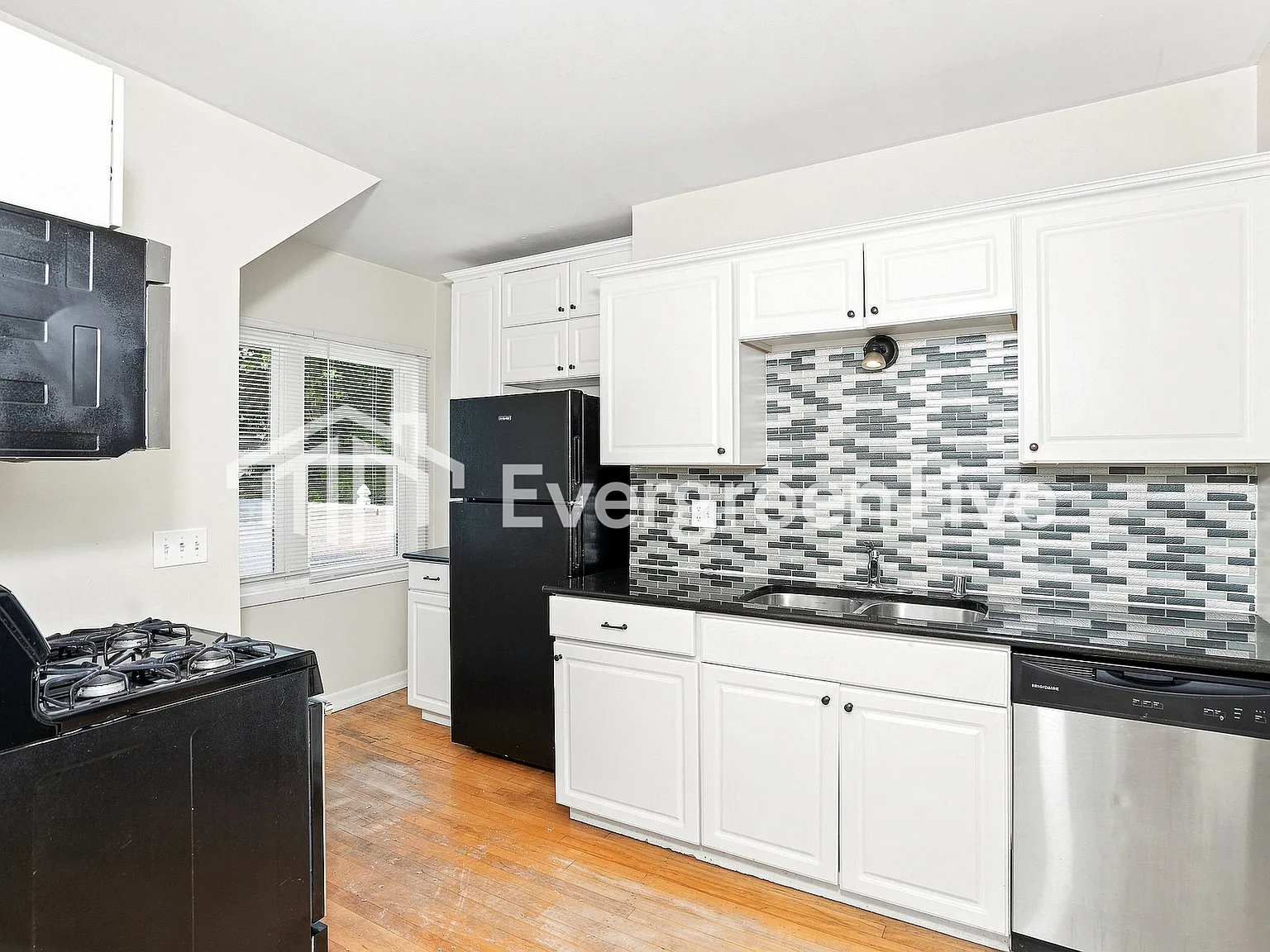 3 bed, 2.0 bath, 1273 sqft, $2,245 — Photo 4