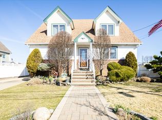 92 Hampton Pl, Freeport, NY 11520