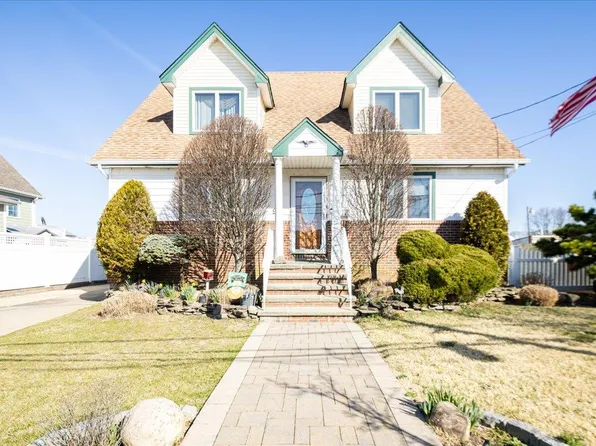 92 Hampton Place, Freeport, NY 11520