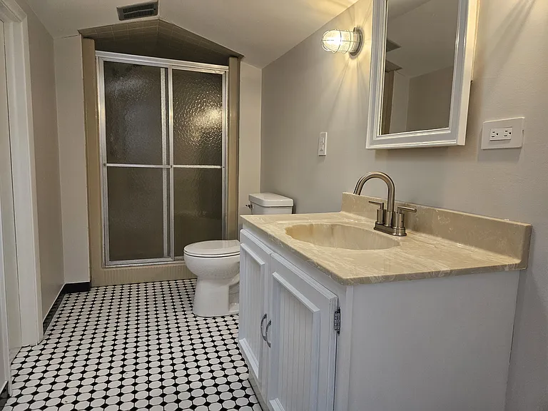 96 Schellinger Sq — Photo 30