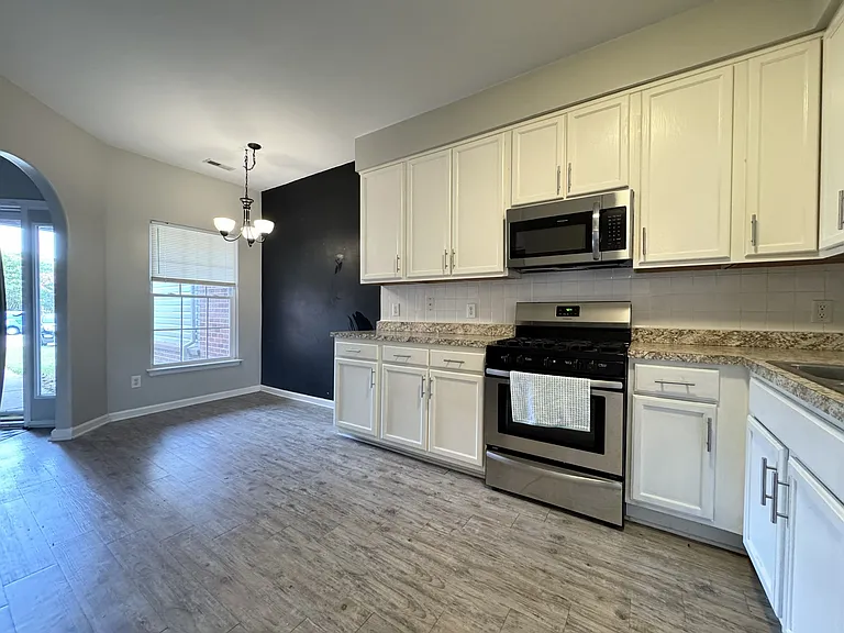 2309 Charing Cross Rd — Photo 12