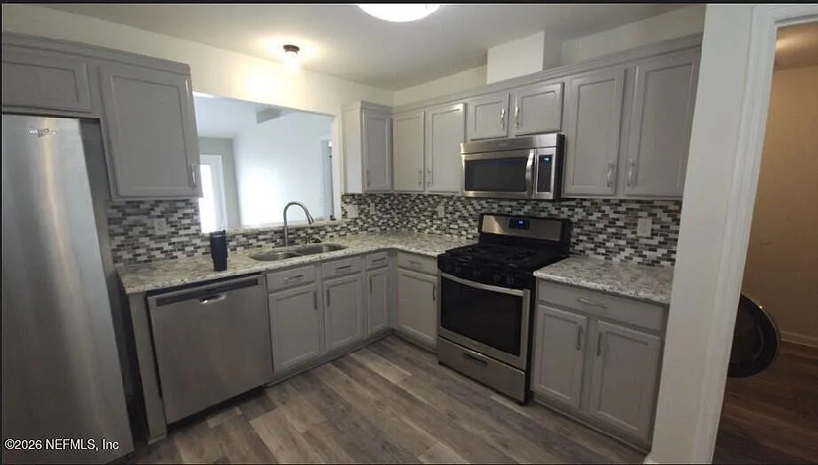 3 bed, 2.0 bath, 1196 sqft, $2,100 — Photo 3