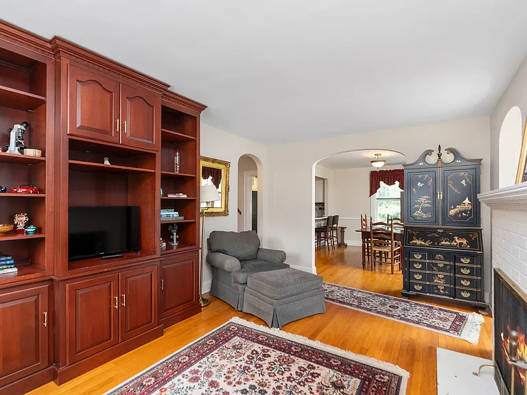1001 Lyndhurst Rd — Photo 2