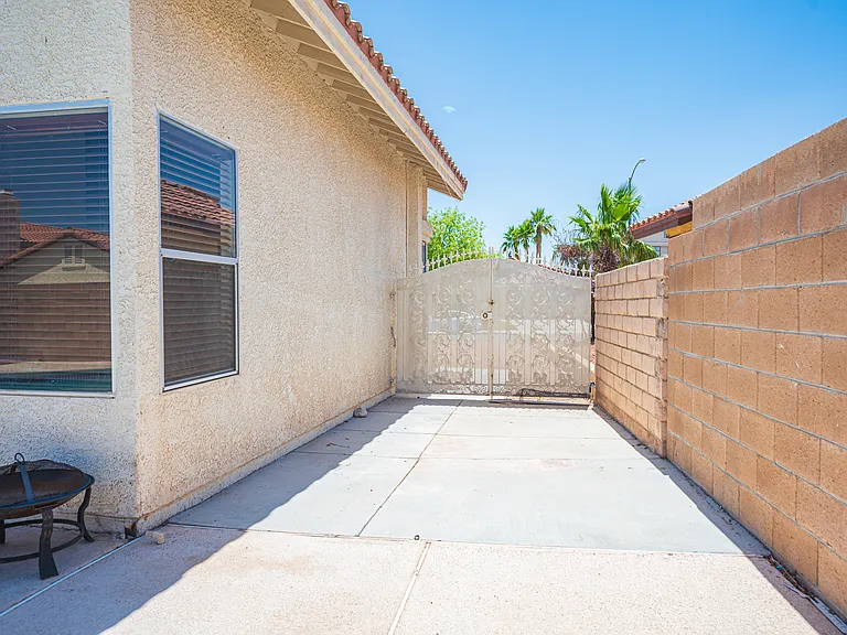 7660 Kalmalii Ave — Photo 8