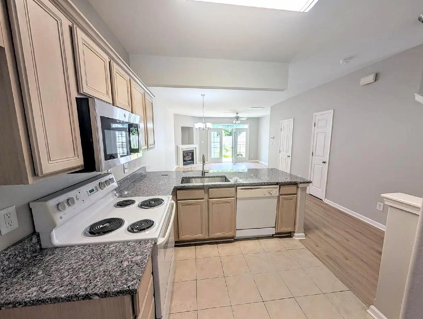 Remodeled 2 bedroom 2.5 bathroom townhome — Photo 2