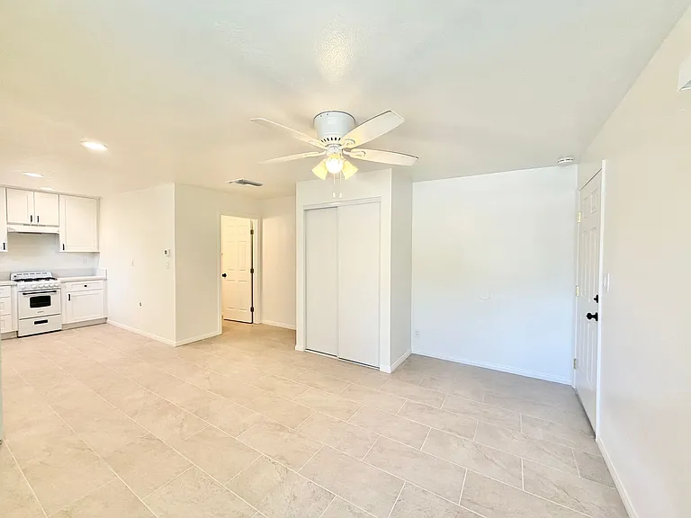 579 S Highland Dr #10 — Photo 4