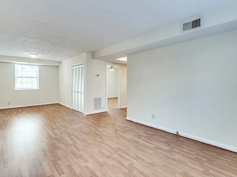 Mason Arms Apartments — Photo 19