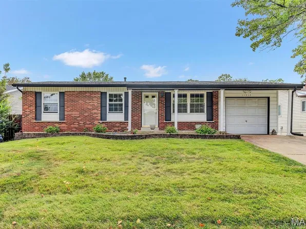 11912 McKelvey Gardens Dr, Maryland Heights, MO 63043