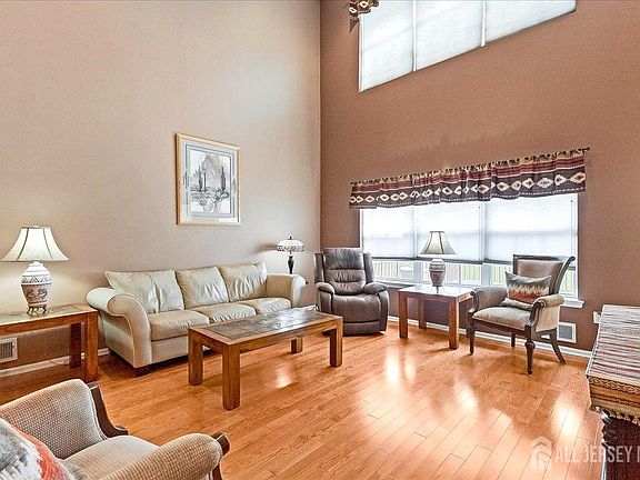 3rd image of 23 Crescent Rd