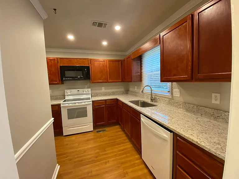 1435 Old Virginia Ct SE — Photo 7