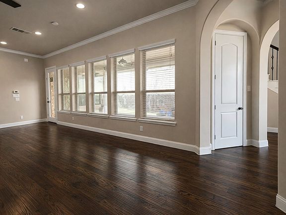 3rd image of 526 Evergreen Dr