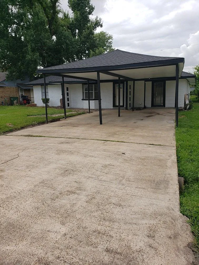 4 bed, 2.0 bath, 2056 sqft, $2,300 — Photo 4