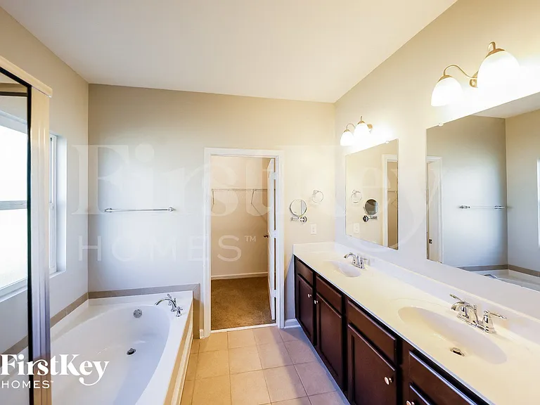 7009 Elm Crest Cir — Photo 10