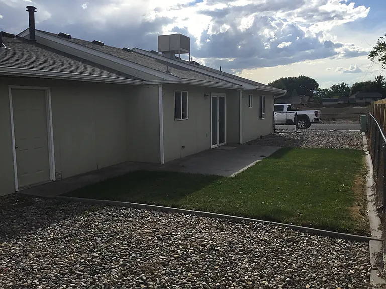 612 Round Table Rd — Photo 2