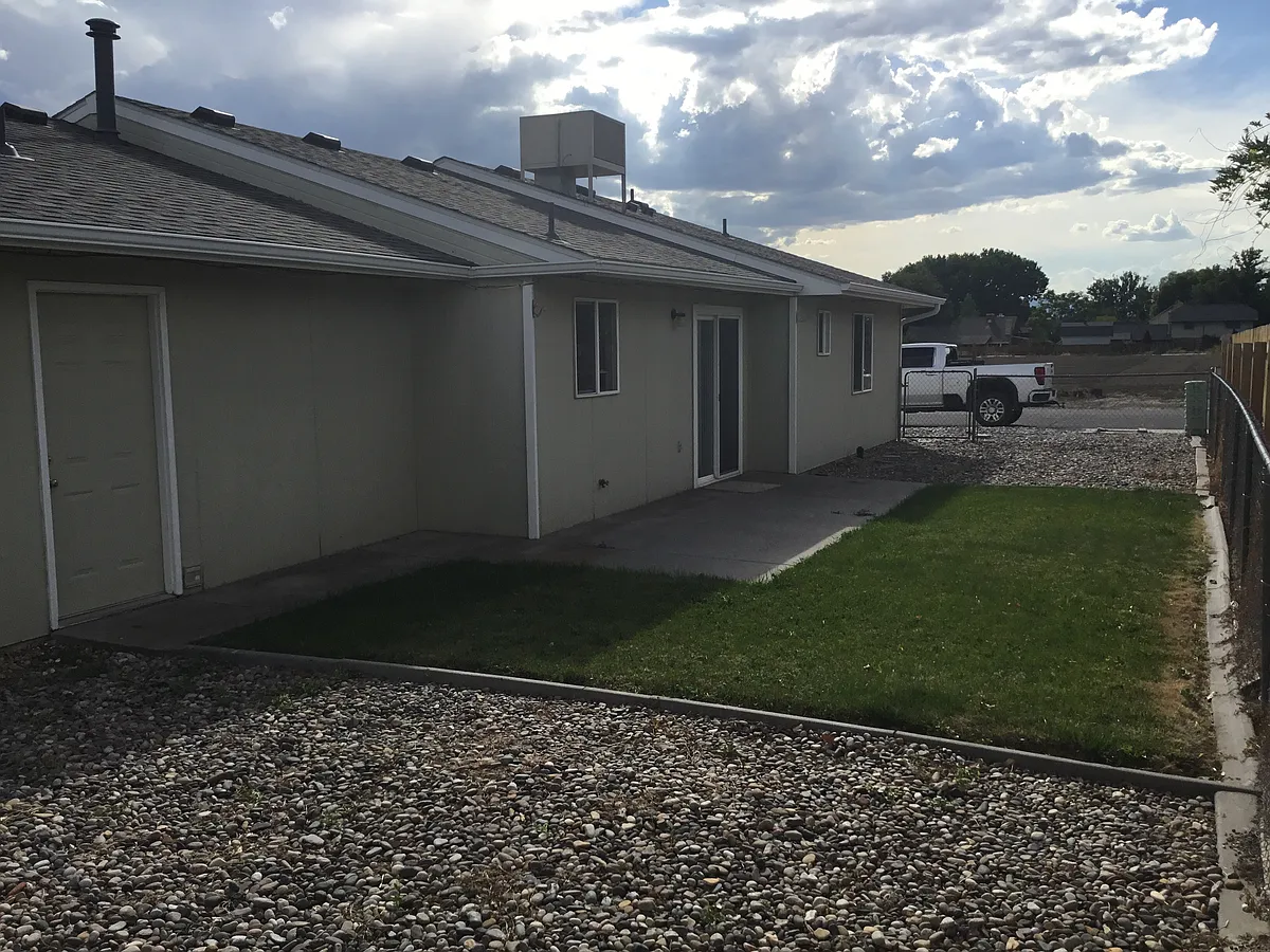Building Photo - 612 Round Table Rd