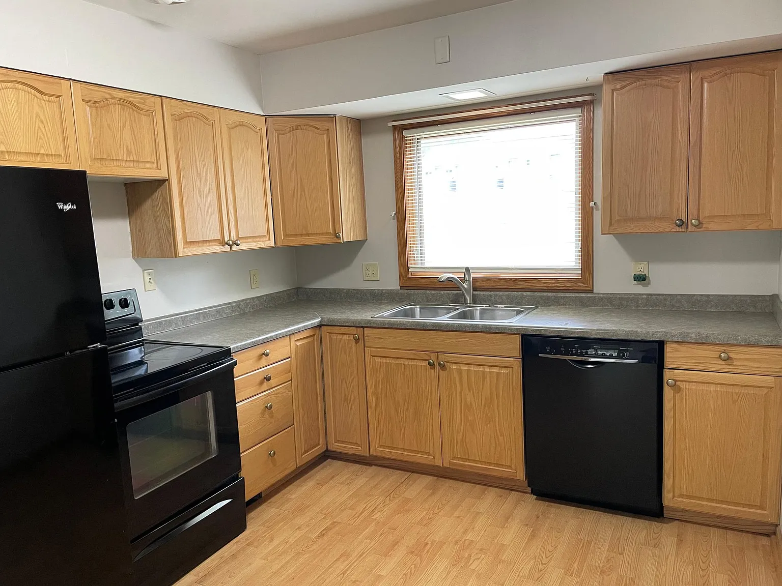 3 bed, 2100 sqft, $1,950 — Photo 2