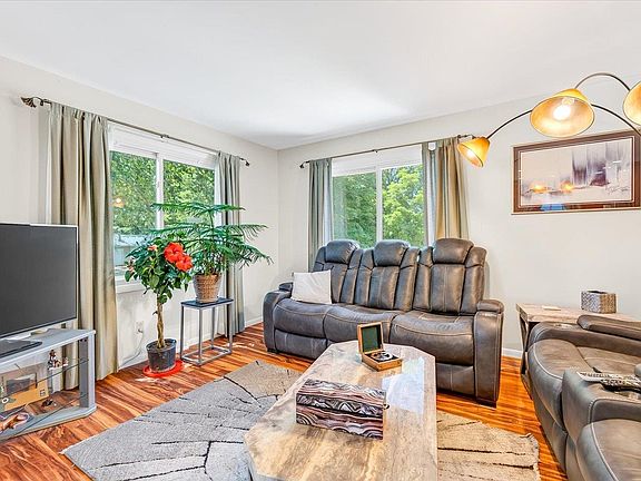 5th image of 285 Walnut St