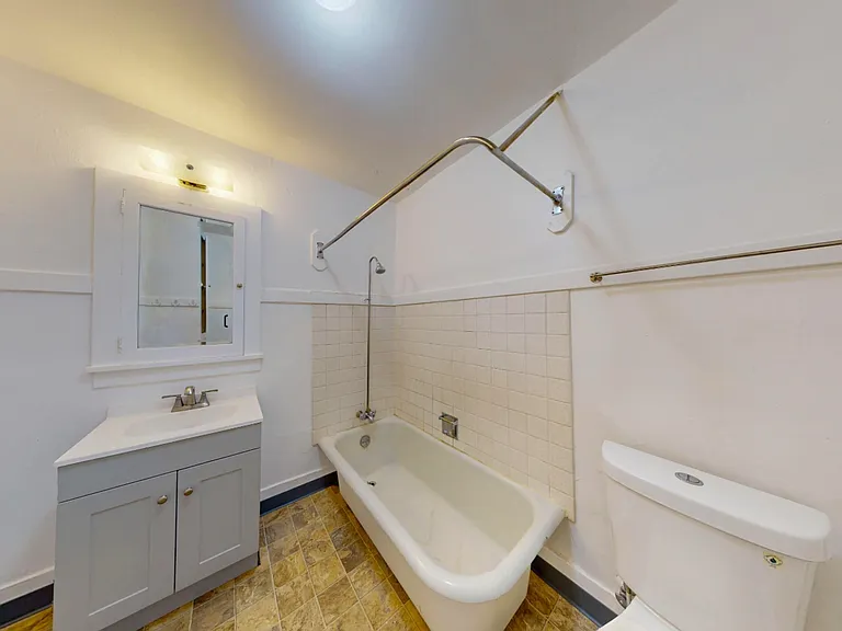 435 -Keystone Apartments — Photo 9