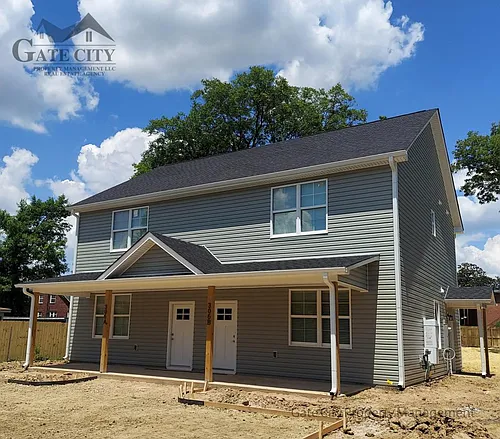 306 Oakwood St Photo 1