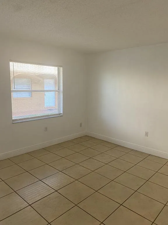 730 Michigan Ct — Photo 3