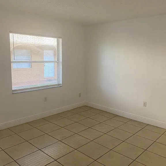 730 Michigan Ct — Photo 3