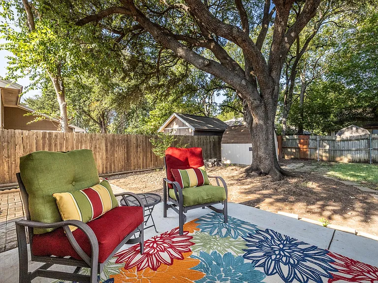 2403 Bayberry Ln — Photo 28
