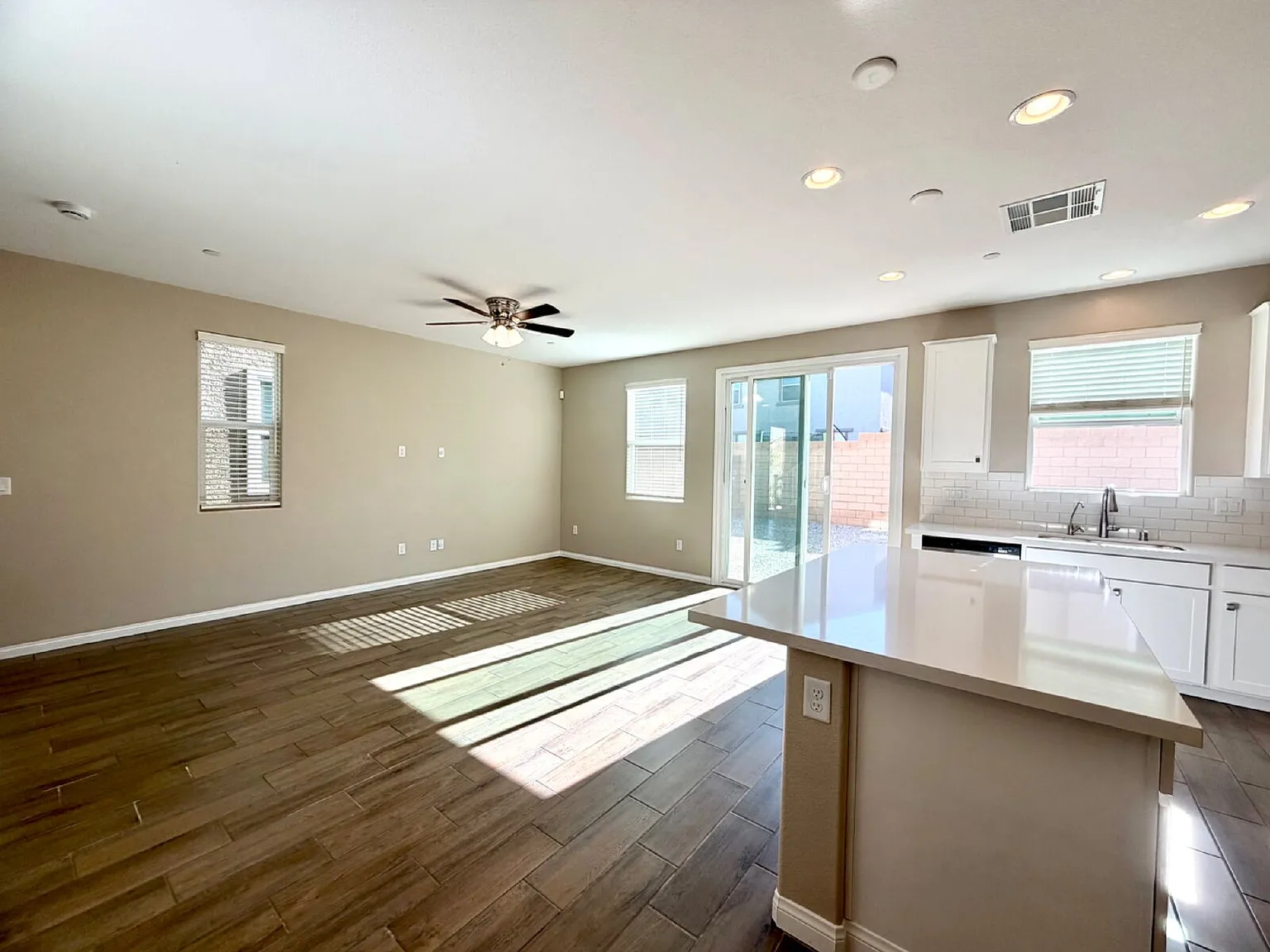 3 bed, 2.5 bath, 1492 sqft, $2,095 — Photo 3