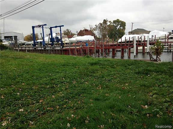 3rd image of 470 Parkview Dr