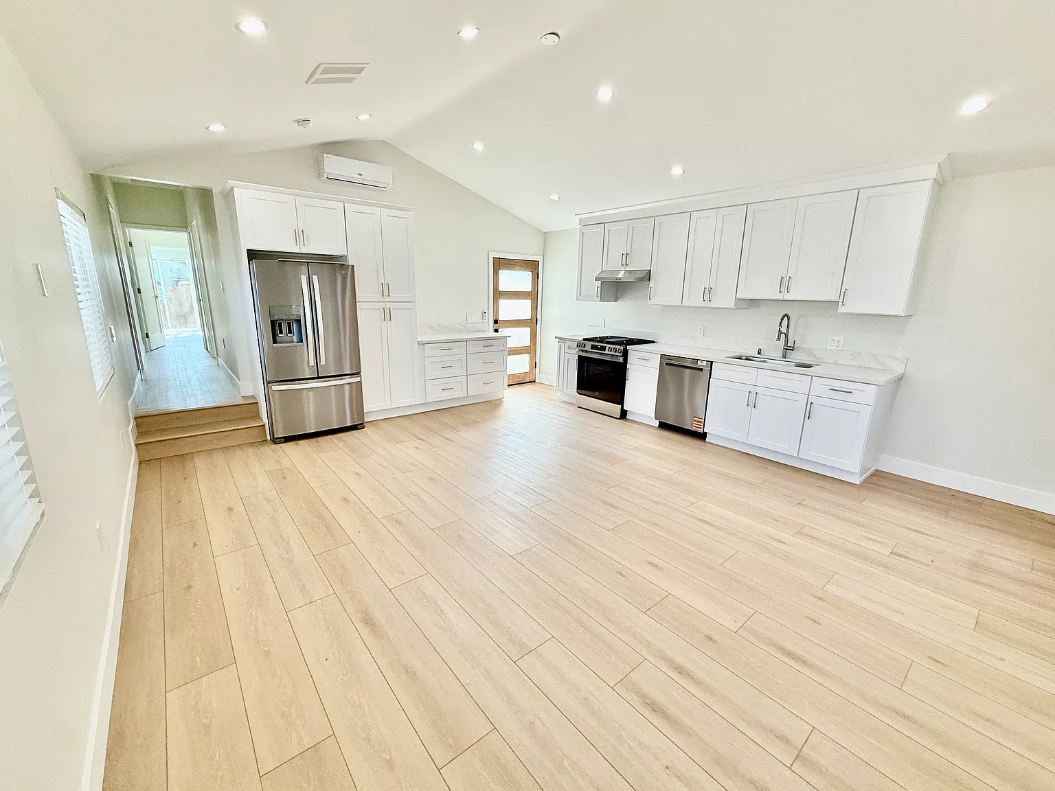 2 bed, 901 sqft, $3,900 — Photo 2