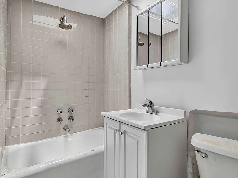 92 Christopher St #4E — Photo 5