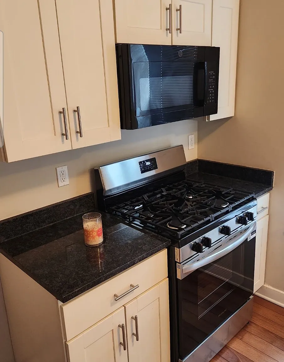 3 bed, 1250 sqft, $2,450 — Photo 2