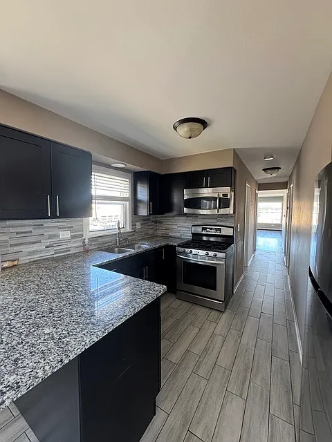 3 bed, 1.5 bath, 1600 sqft, $2,200 — Photo 4