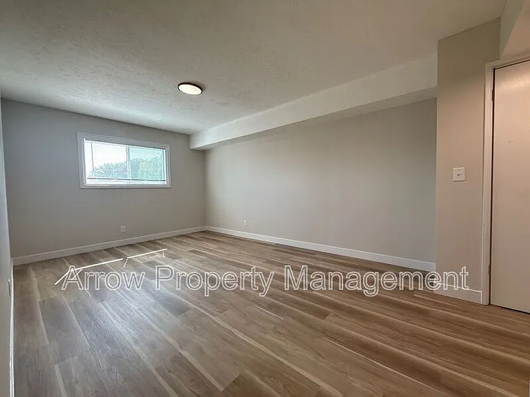 5703 S 23rd St — Photo 10
