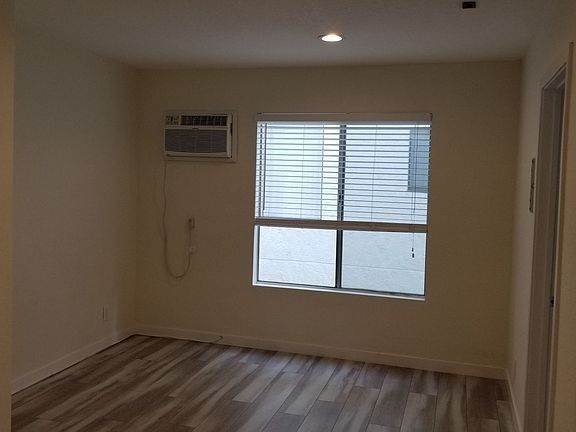 5th image of 10944 Bluffside Dr #221