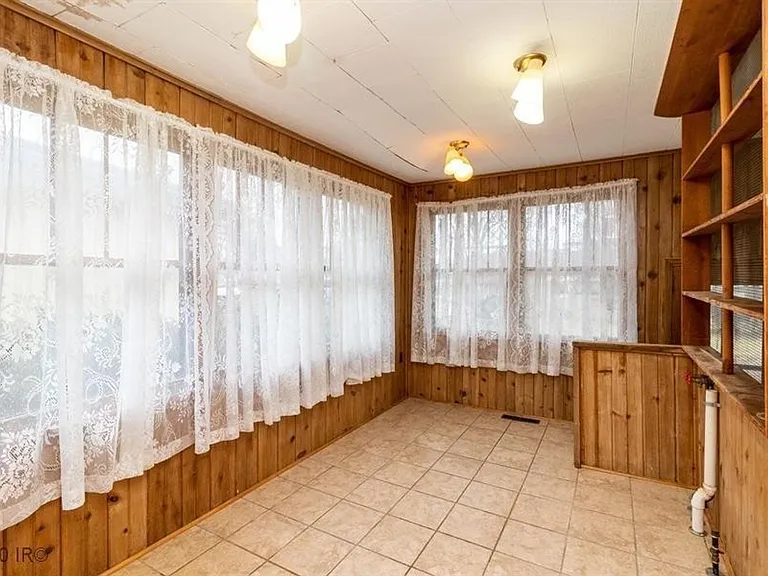1011 Evelyn St — Photo 15