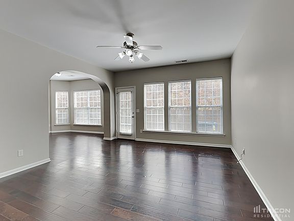 5th image of 3226 Castlemaine Dr