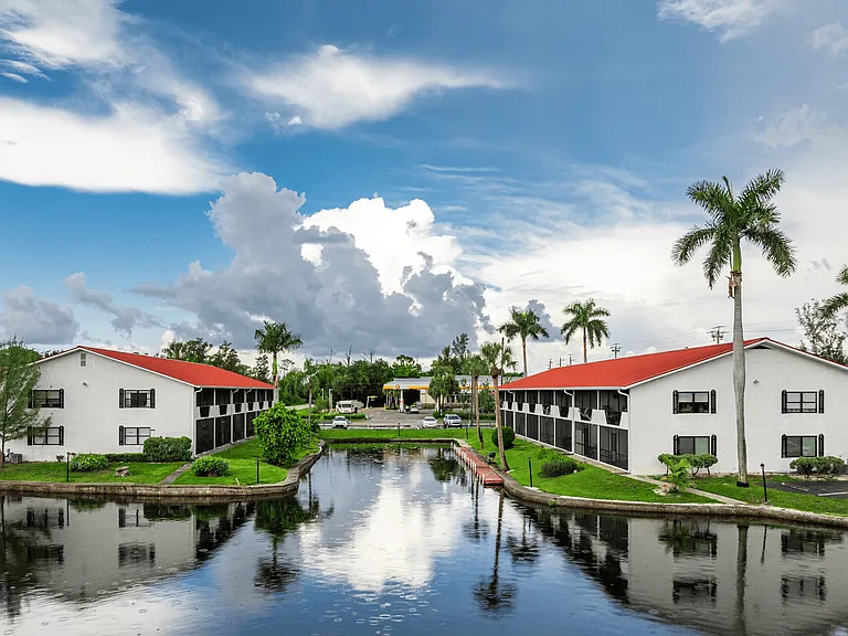 Coral Harbor Apartments — Photo 5