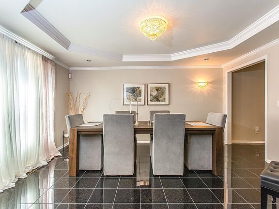 3rd image of 940 Vauxhill Ln