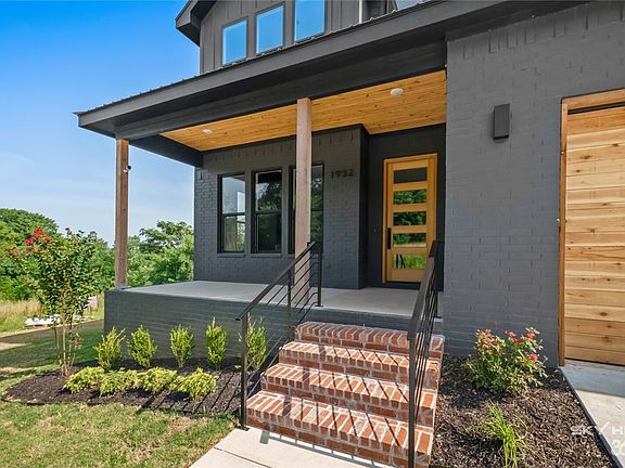 2nd image of 1932 Panorama Pl