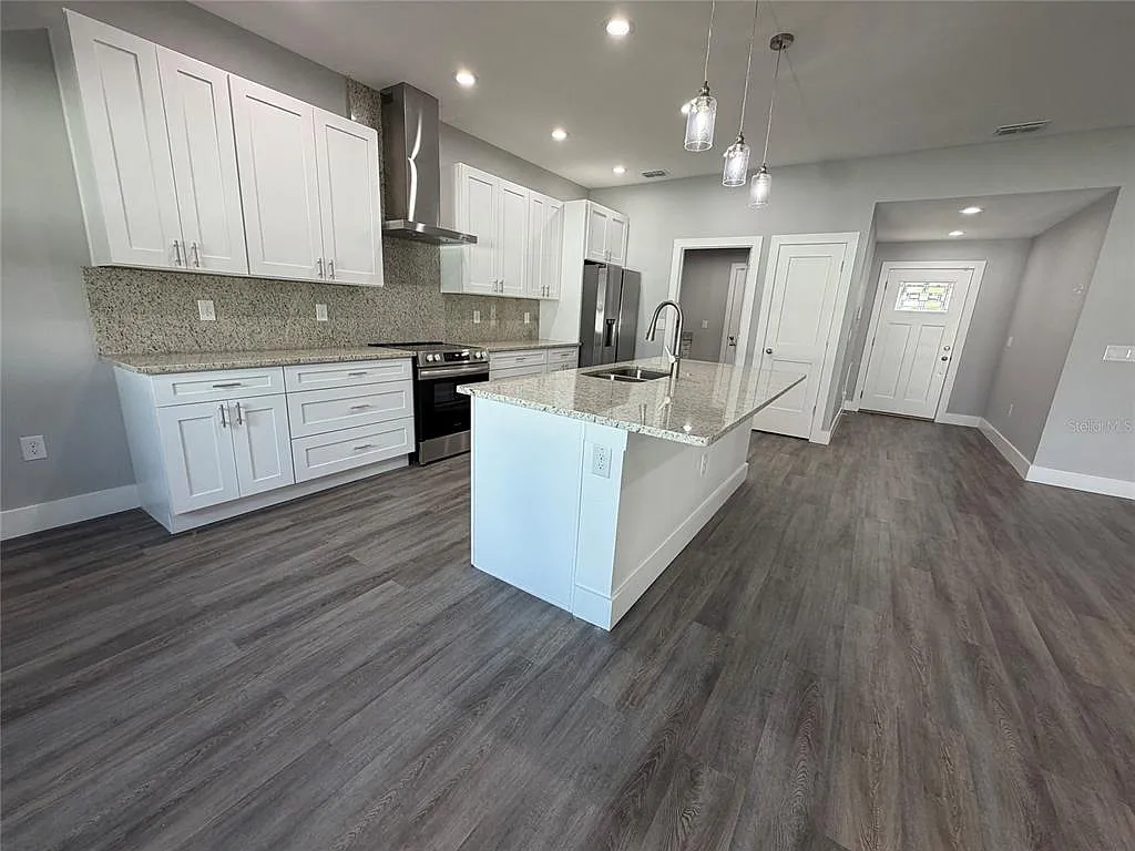 4 bed, 2.0 bath, 1924 sqft, $2,600 — Photo 2