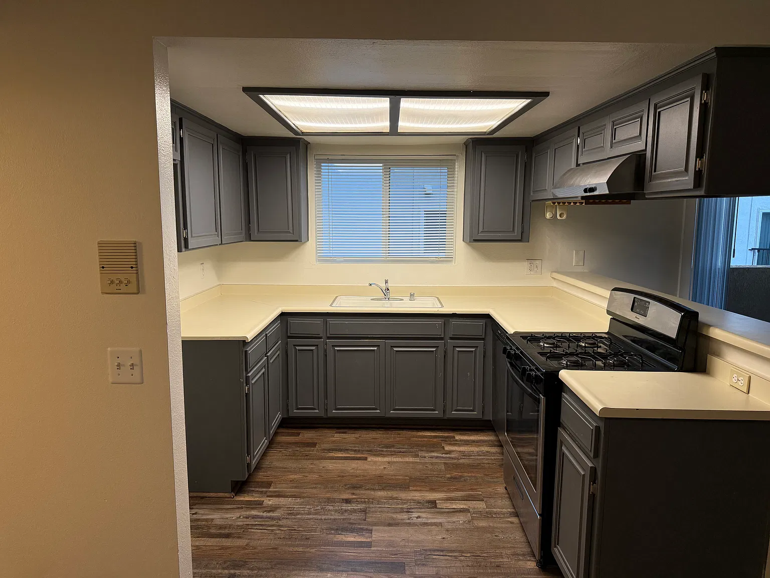 2 bed, 825 sqft, $2,445 — Photo 2