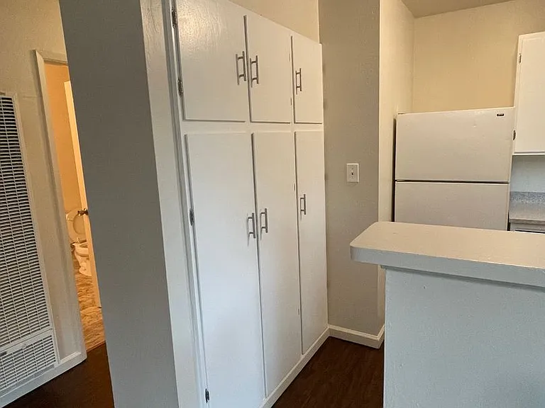 Chateau Apartments — Photo 9