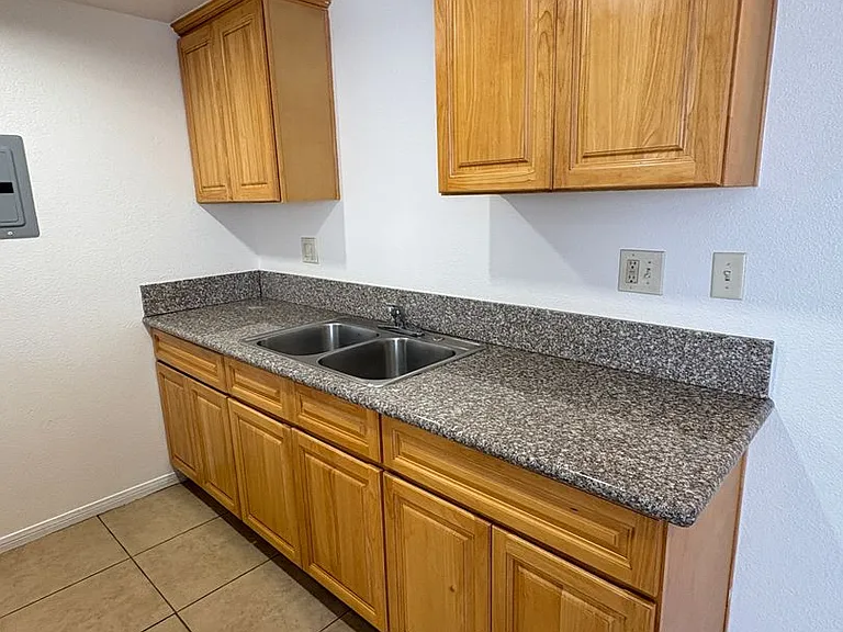 1007 E Deodar St #D — Photo 12