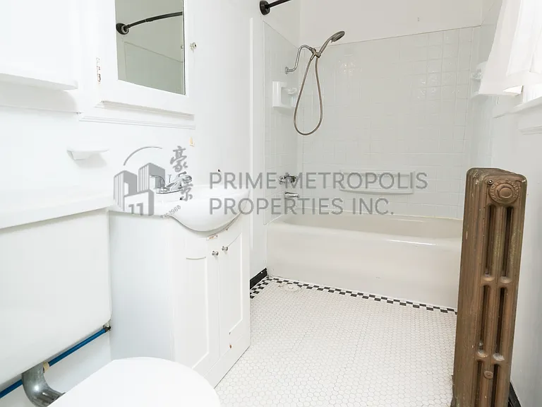 407 NE 45th St — Photo 9
